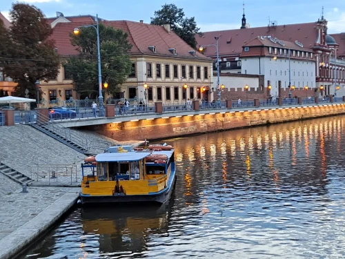 Statek Kaczuszka na przystani Piaskowej we Wrocławiu