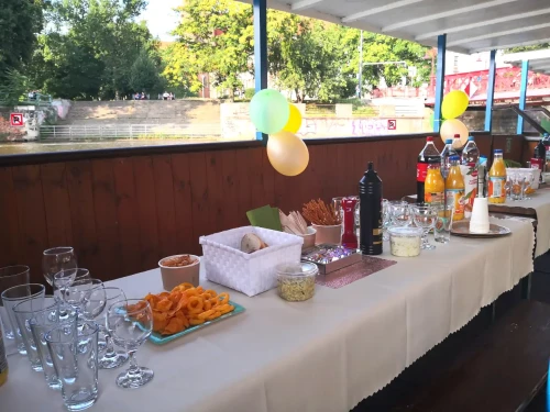 Biesiada na statku Kaczuszka we Wrocławiu